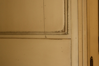 Витрина с двумя стеклянными дверьми и нижней тумбой.