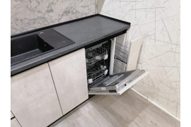 Кухня черно белая с антресолями