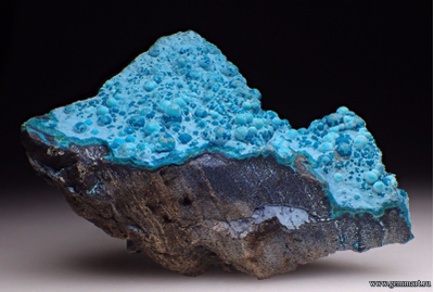 Хризаколла и прожилки малахита на породе. 73*55*33мм. Конго.