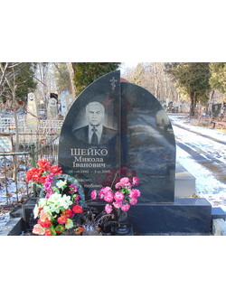 На фото двойной памятник на могилу для семьи разделенный в СПб