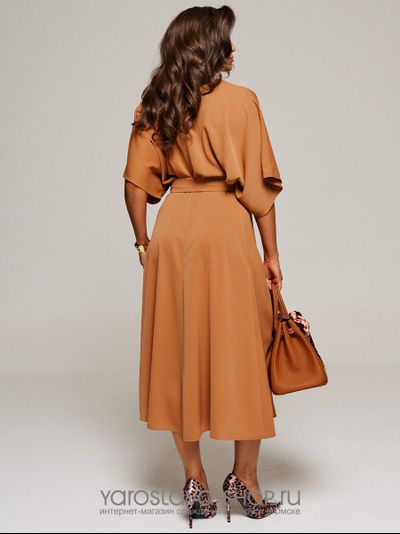 Женское платье из струящейся ткани цвета кэмел