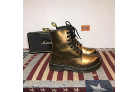 Ботинки dr. martens золотистого цвета