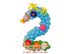 Цифра 2 – голубая лошадка из латексных шариков, с цветочками