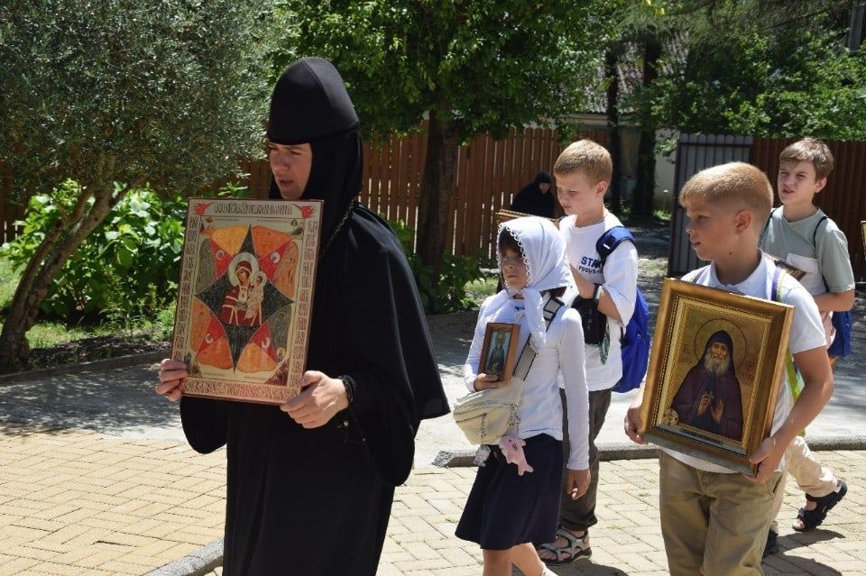 Дети на прогулке в монастыре