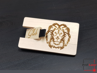 Деревянная флешка-карточка с гравировкой