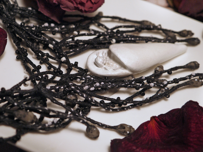 Коллекционное колье из фарфора "Сказочный сон принцессы Северного моря"