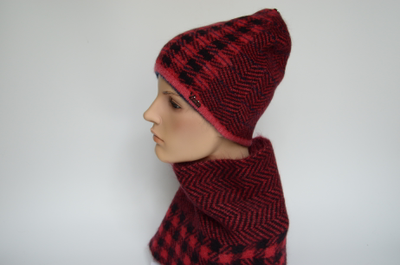 Клетчатый комплект шапка и шарф в клетку фото