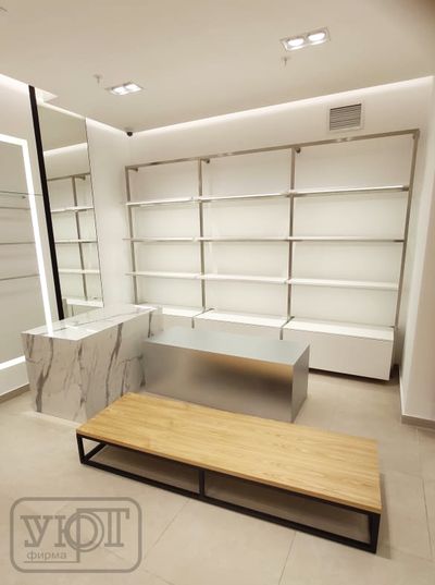 Подиум с кубами и столом