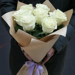 Классический букет из 7 белых Эквадорских роз 50 см