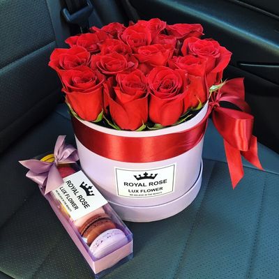 Набор 15 роз в Коробке + макаруны