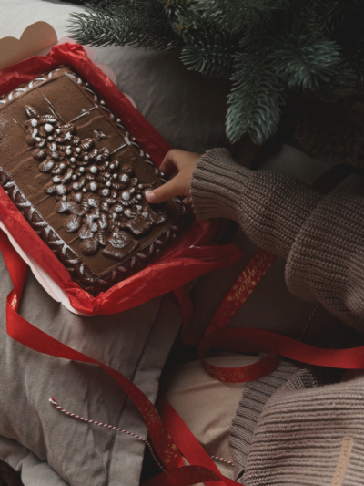 Большой новогодний пряник с черёмухой.