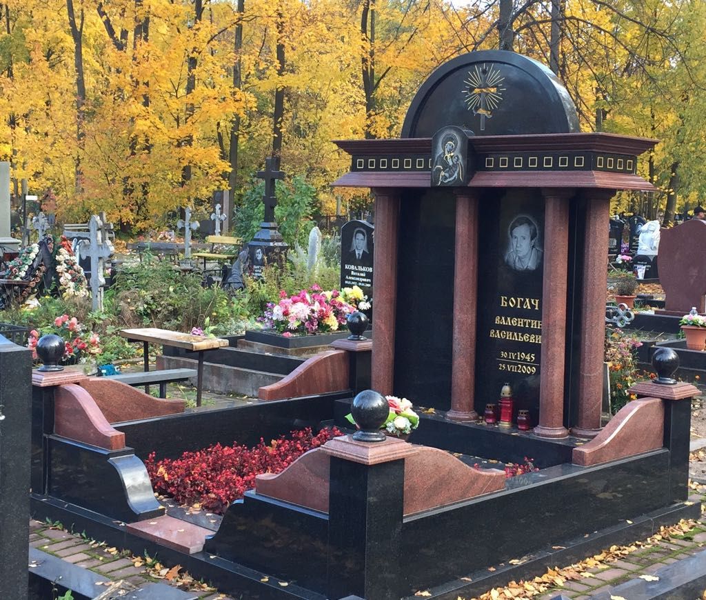 красивый надгробный мемориал на кладбище