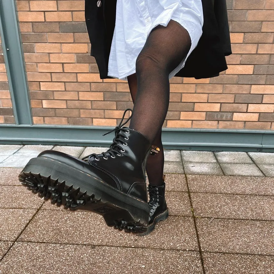 черные женские dr. martens на грубой подошве