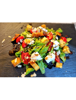 САЛАТ С БАКЛАЖАНАМИ И ТВОРОЖНЫМ СЫРОМ