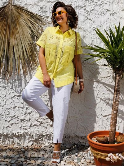 Летний брючный костюм с желтой блузой и белыми брюками