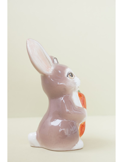 Заяц c морковкой