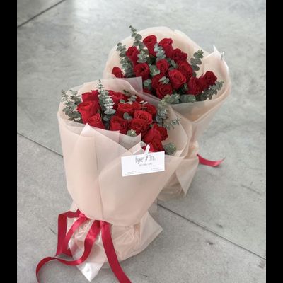 Букет из 15 роз с эвкалиптом