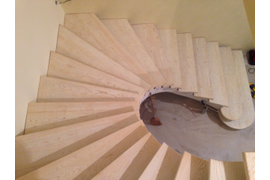 Монолитная лестница ступени натуральный ясень