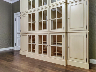 Библиотека многосекционная в классическом стиле.