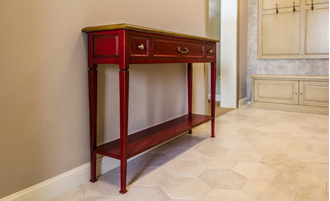 Широкая консоль с 3 ящиками на прямых ножках.