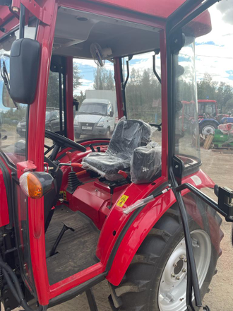 Трактор Dongfeng 404 G2 с кабиной