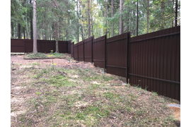 Забор из профнастила с двухсторонней окраской