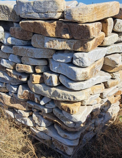 Камень толстяк галтованный, бело-жёлтый с разводом