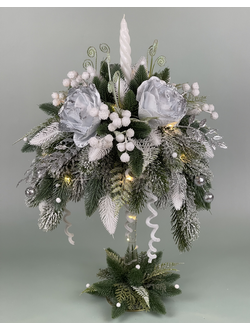 Новогодняя композиция Свеча и заснеженные цветы в стеклянном бокале