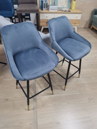 Полубарный стул цвет серо-синий на металле с золотыми наконечниками