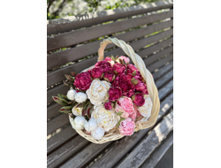 Корзина с зефирными пионами