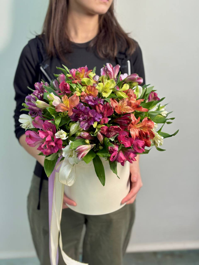 Шляпная коробка с альстромериями