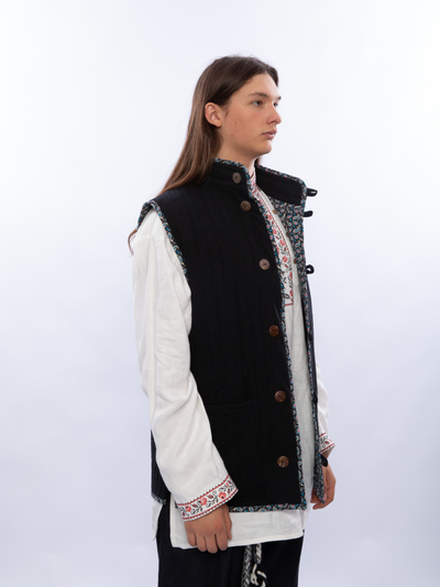 Жилетка родное тепло Черная из крапивы