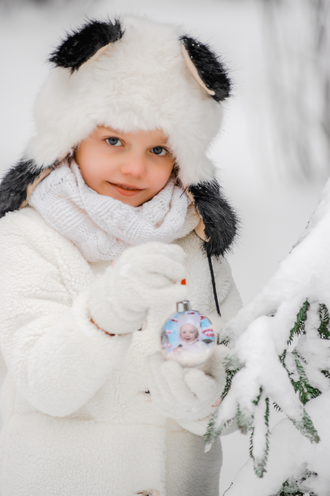 новогодний шар с серебряным конфетти