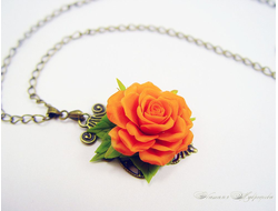 Кулон с красной розочкой. Цветы из полимерной глины.