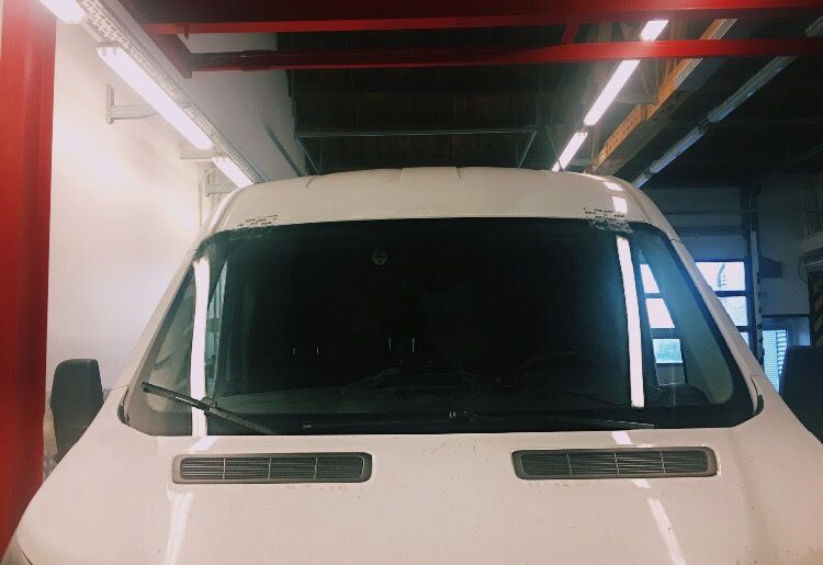 Замена лобового стекла на Форд Транзит 