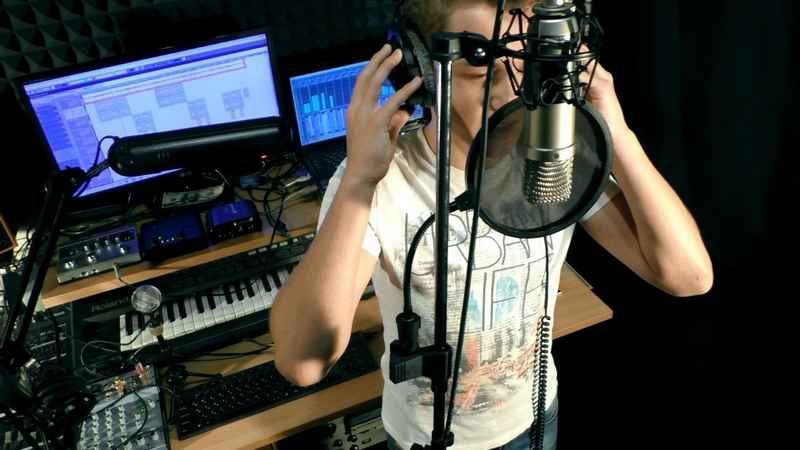 записанные голоса людей. всемирный день голоса картинки. микрофон для звукозаписи. девушка поет в микрофон. микрофон для записи вокала.