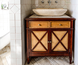 Тумба под раковину со столешницей из плитки с деревянным краем.