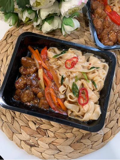 ВОК ИЗ РИСОВОЙ ЛАПШИ С КУРИЦЕЙ В СОУСЕ СЛАДКИЙ ЧИЛИ 450гр