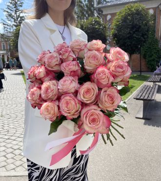 Букет бело-розовых роз