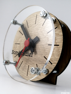 Часы настольные из ламели дуба и акрила