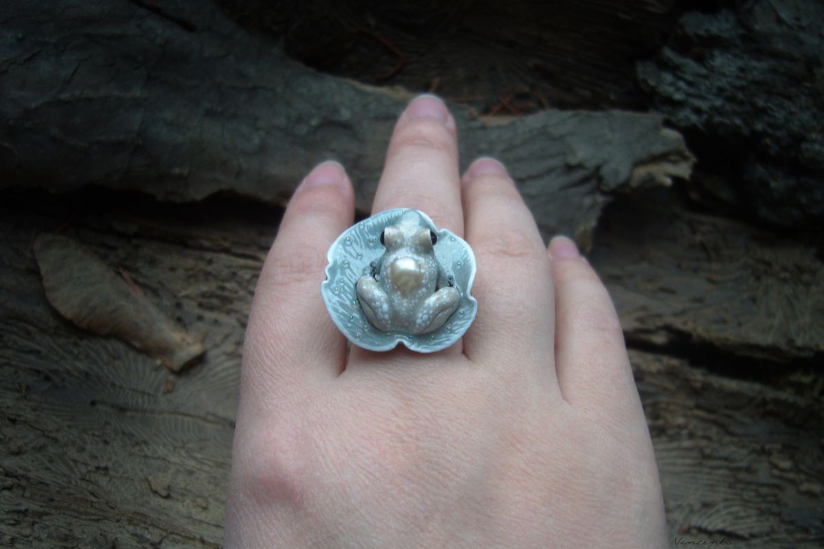 Арт-нуво кольцо с жемчугом и лягушкой, скульптурная миниатюра. Волшебные украшения Legenda Vincento.