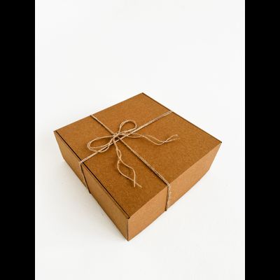 Большая подарочная коробка GILEV 37х37х14см с наполнителем и веревкой