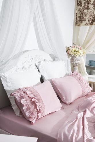 Постельный комплект с оборками и кружевом на сетке "Розовый"