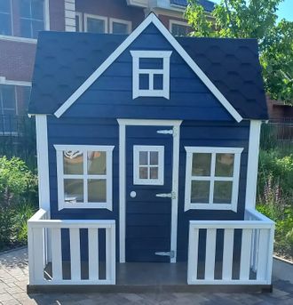 Двухэтажный детский домик для игр на даче