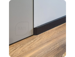 Плинтус ХДФ Dollken Cubu Flex Life 80мм Х 2,5 м 0110/1144 Черный в интерьере 8