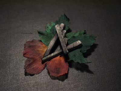 Готическая брошь "V-Воспоминание" с лепестками роз (готический амулет)