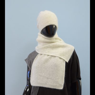 Белая женская удлиненная шапка с пайетками Vizio Италия 6943 CL