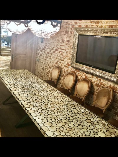 стол из спилов разных пород дерева со стеклом