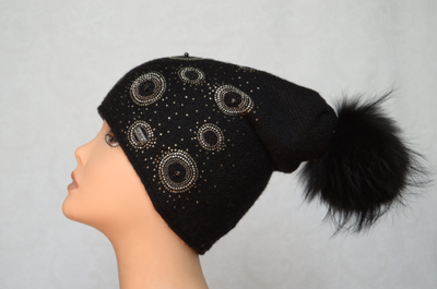 Стильная итальянская шапка с украшениями и помпоном фото шапок Визио