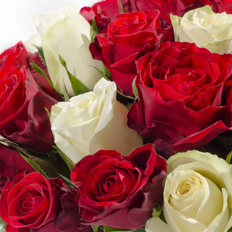 Флористическая композиция из 41 белой и красной розы